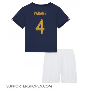 Frankrike Raphael Varane #4 Hemmatröja Barn VM 2022 Kortärmad (+ korta byxor)